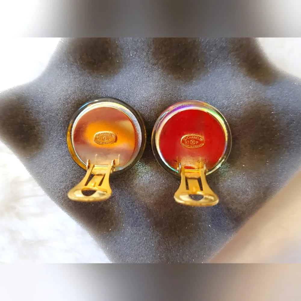 Chanel 1997 CC Gold Plated Resin Camellia Button Clip On Earrings - Picture 9 of 10